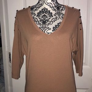 2/10$ Gap T-shirt with gold buttons